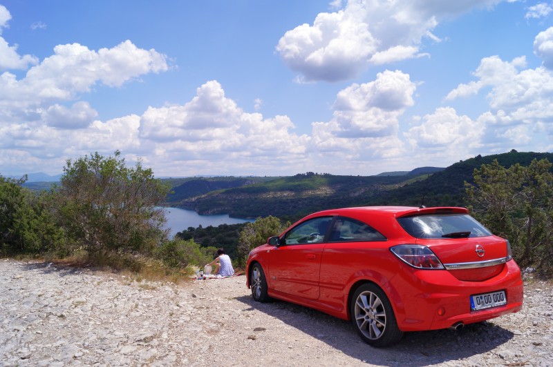 Opel Astra H GTC am Lac d'Esparron Opel Astra H GTC am Lac d'Esparron